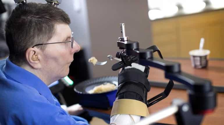 Brain implant lets paralysed man feed himself using his thoughts