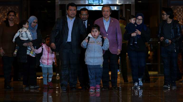 Freed Malaysians arrive home from North Korea after Kim row Freed Malaysians arrive home from North Korea after Kim row