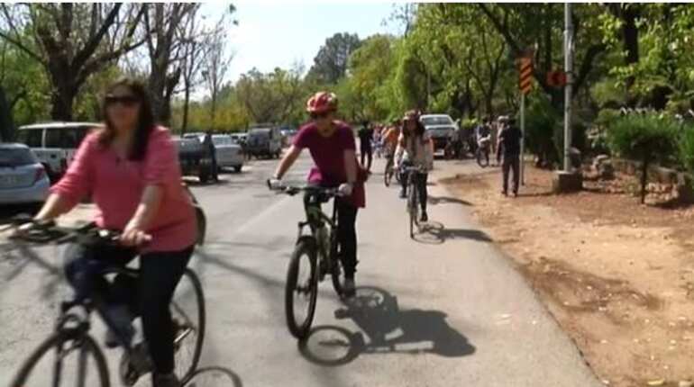 Pakistan: Dozens of women ride bikes to challenge male dominance of public spaces