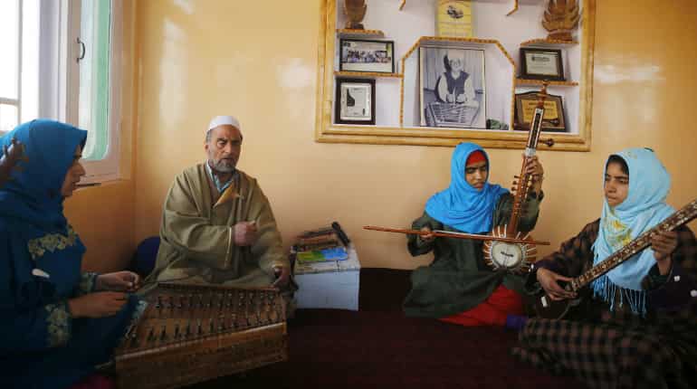 In Kashmir, girls help preserve Sufi music traditions In Kashmir, girls help preserve Sufi music traditions