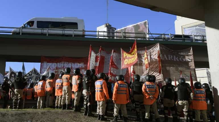 Clashes erupt as general strike paralyses Argentina Clashes erupt as general strike paralyses Argentina