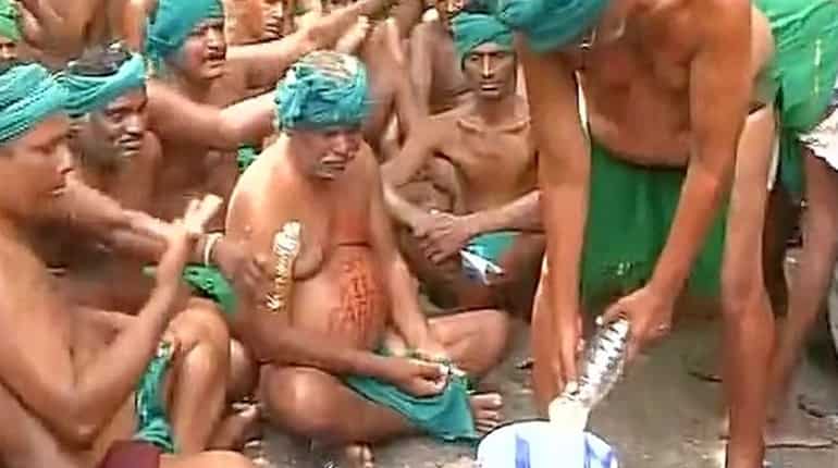 India: Protesting Tamil Nadu farmers now drink urine to grab government's attention India: Protesting Tamil Nadu farmers now drink urine to grab government's attention