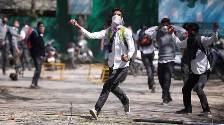 India: 24 injured as clashes break out between students, security forces in Srinagar