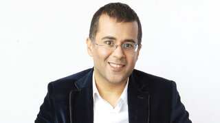 Twitter hilariously reacts to Chetan Bhagat's inclusion in Delhi University syllabus