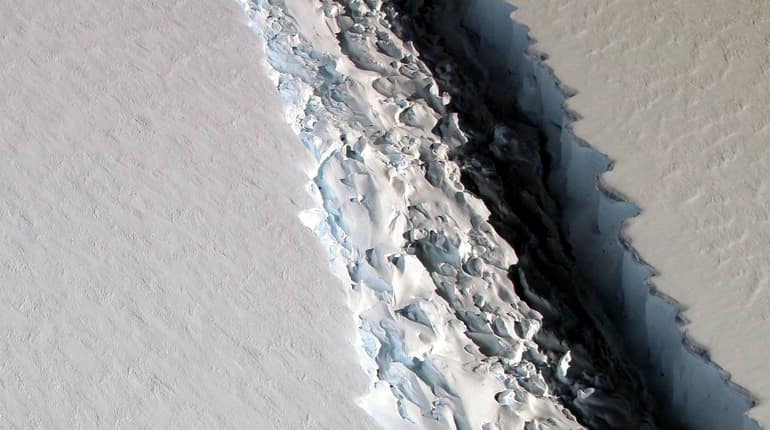 Growing Antarctic crack primes Delaware-sized iceberg