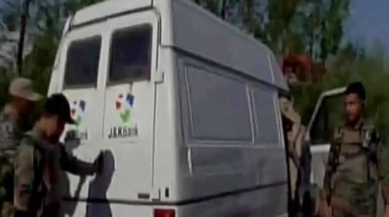 Cash transactions at 40 bank branches in south Kashmir stopped Cash transactions at 40 bank branches in south Kashmir stopped