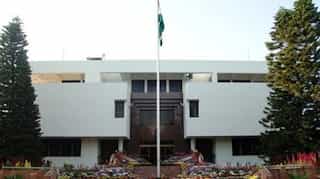 Pakistani man accuses Indian high commission of detaining wife, India says she sought help
