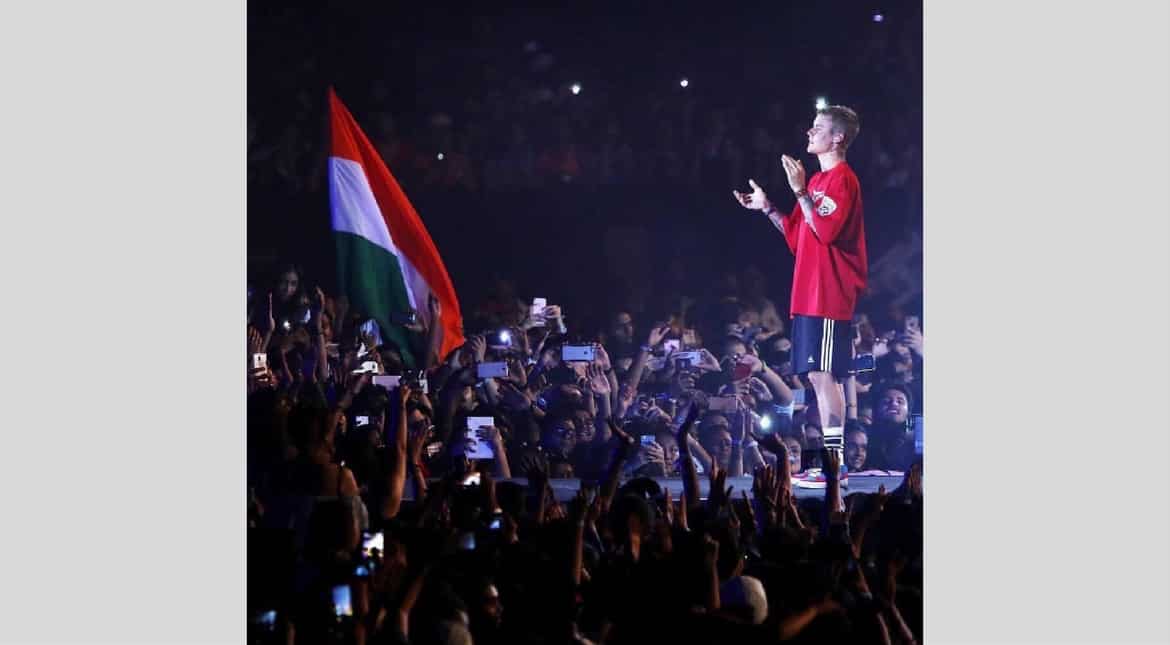 Justin Bieber on his world Purpose Tour ended the concert by waving the Indian flag