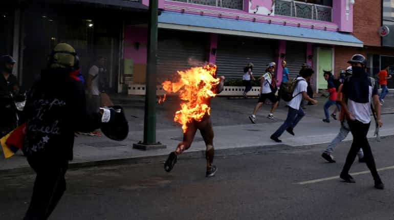 Fresh Venezuela clashes after man set alight