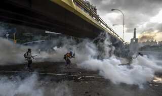 Venezuela: Protesters clash with police over media freedom