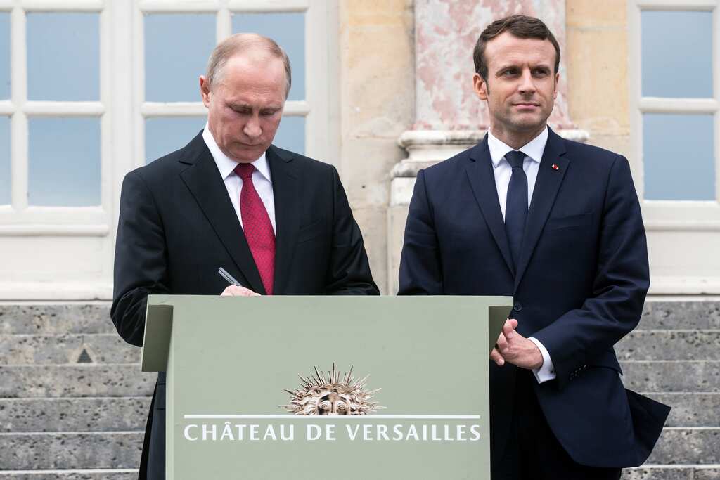 France, Russia talk about ending war in Syria