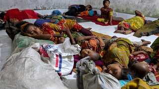 Cyclone Mora hits Bangladesh coast