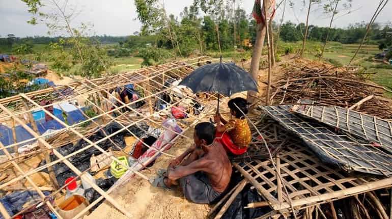 Cyclone Mora: Bangladesh navy searches for missing fishermen
