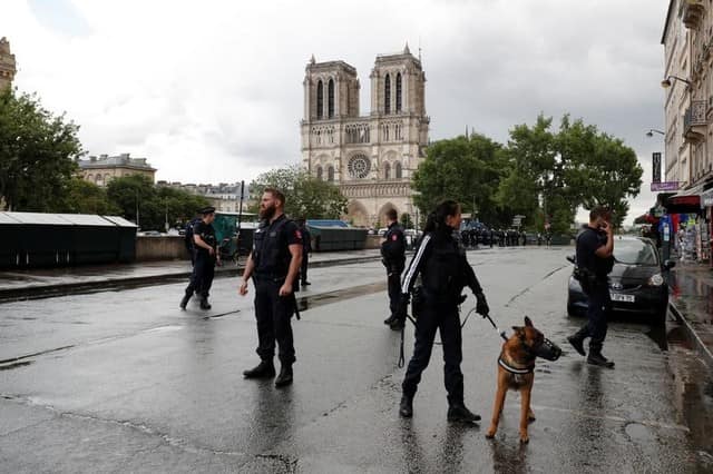'IS soldier' shot at after attacking police outside Paris' Notre Dame 'IS soldier' shot at after attacking police outside Paris' Notre Dame