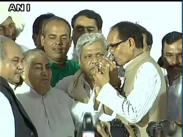 MP farmers' protest: CM Shivraj Singh Chouhan ends fast MP farmers' protest: CM Shivraj Singh Chouhan ends fast