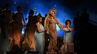 Beyonce gives birth to twins, hints her dad
