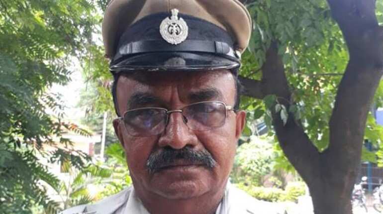Traffic cop stops President's convoy to let ambulance pass, wins hearts & minds