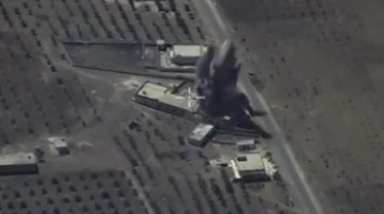 Russia warships and submarine fire missiles at IS targets in Syria