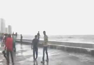 Mumbai high tide: Girl swept away to sea from Marine Drive