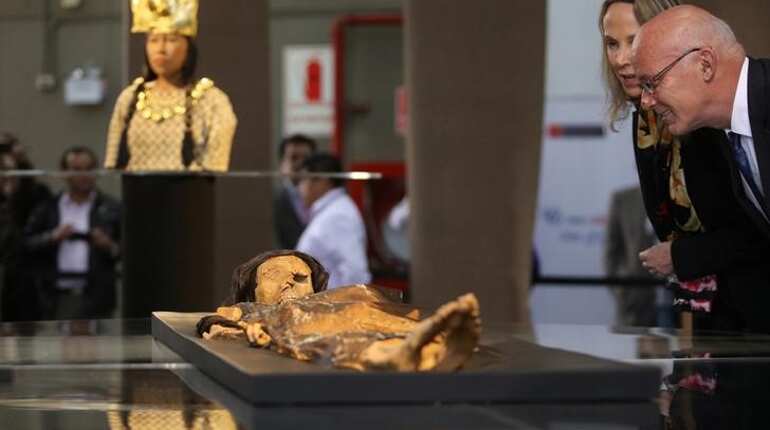 Eduardo Ferreyros, Peru's foreign commerce and tourism minister,  looks at the replica of The Lady of Cao