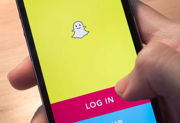 Now add add voice filter, links and backdrops to your snaps