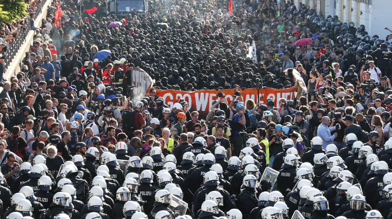 Police clash with G20 protesters in Hamburg  as world leaders arrive