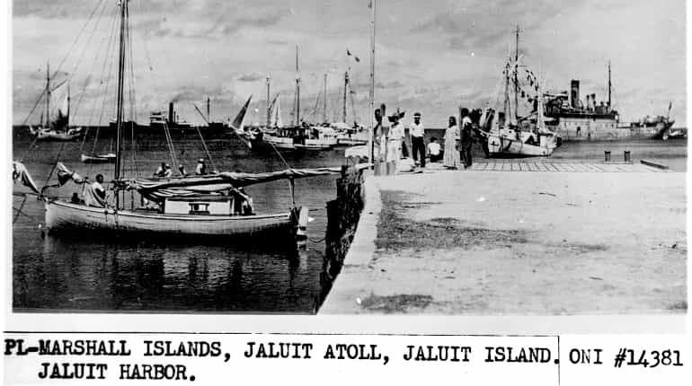 US National Archives released a suspicious picture showing Amelia Earhart and her fellow aviator on a dock in 1930s