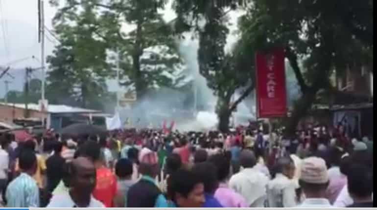 West Bengal: Several injured in violent clashes between GJM supporters, police in Jaigaon