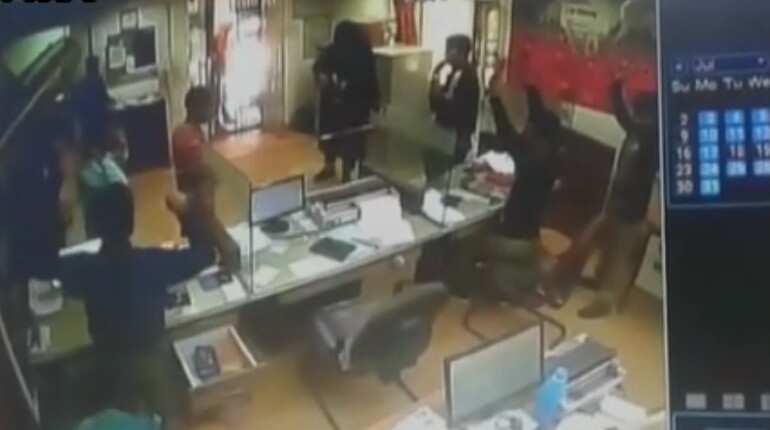 Burqa-clad terrorists rob bank in Jammu and Kashmir's Anantnag Burqa-clad terrorists rob bank in Jammu and Kashmir's Anantnag