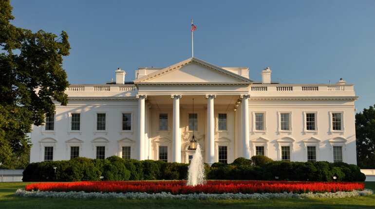 White House reporters hailed as 'information heroes' White House reporters hailed as 'information heroes'