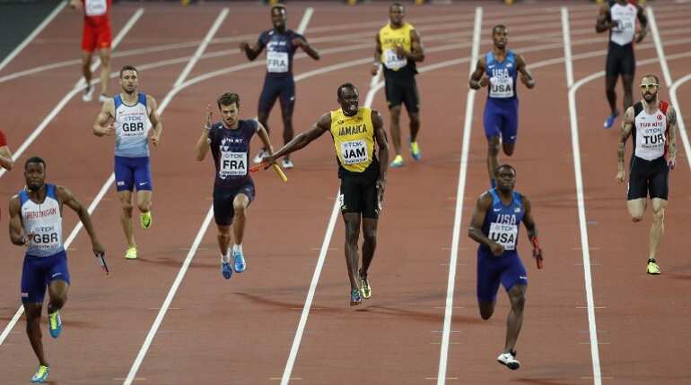Bolt pulls up injured