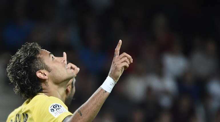 Neymar scores on debut