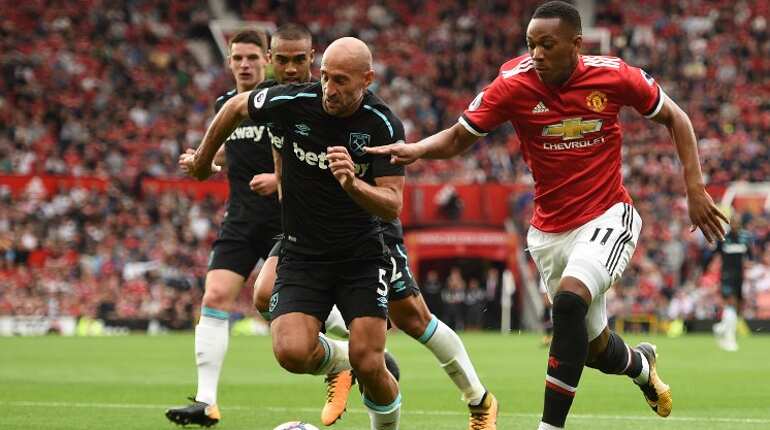 Manchester make winning start in EPL