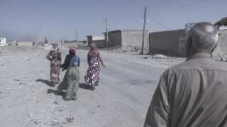 Civilians brave dangers to wait out IS exit from Syria's Raqa