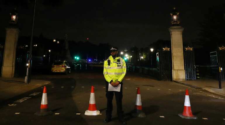 Police arrest Buckingham Palace knife attacker Police arrest Buckingham Palace knife attacker