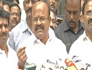 TN HC orders advocate to take quick decision on 19 dissenting MLAs