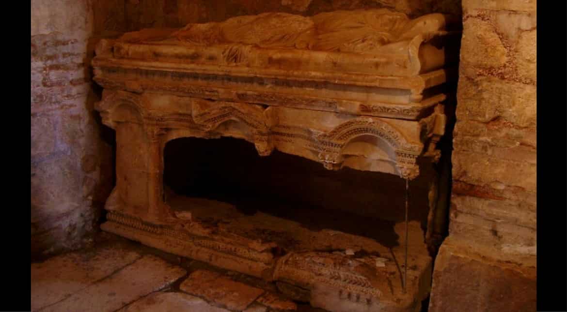 Archaeologists find Santa Claus's tomb, in ancient Turkish church Archaeologists find Santa Claus's tomb, in ancient Turkish church