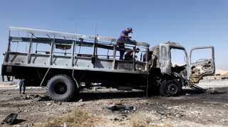 Pakistan: Taliban suicide bomber rams car into police truck, 7 dead