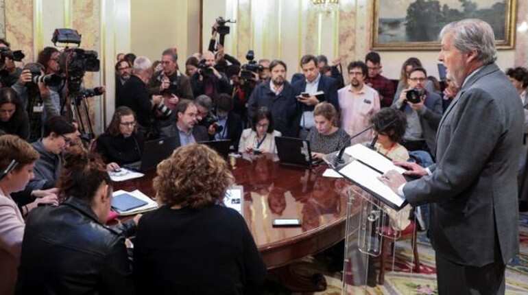 Spain to suspend Catalonia's autonomy in response to independence threat Spain to suspend Catalonia's autonomy in response to independence threat