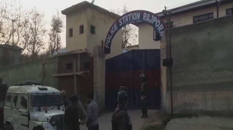 2 policemen injured as terrorists attack police station in J&K