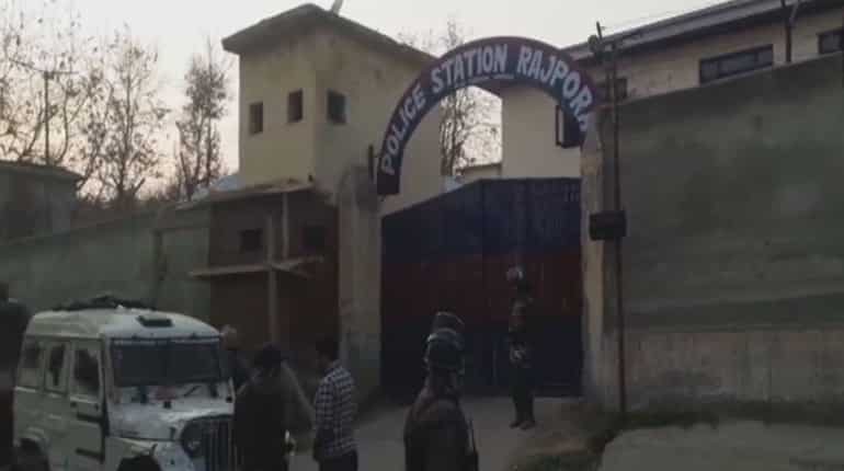 2 policemen injured as terrorists attack police station in J&K