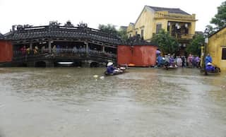 27 dead as Typhoon Damrey batters Vietnam