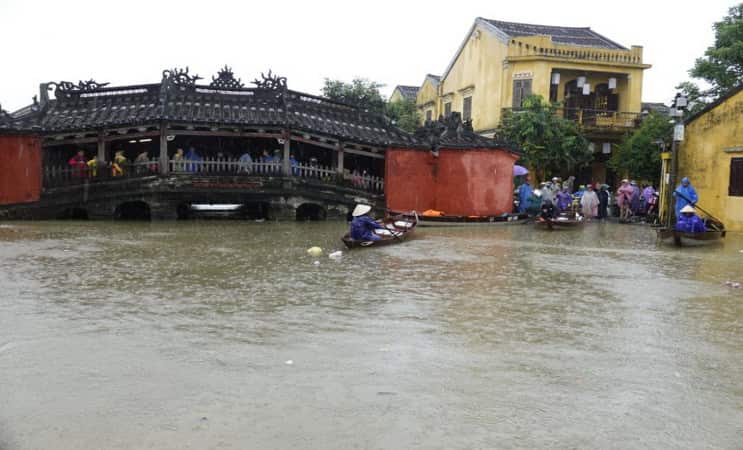 27 dead as Typhoon Damrey batters Vietnam