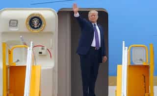 Trump lands in Philippines, offers to mediate on South China Sea