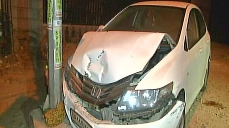 Car runs over pregnant woman in Noida market