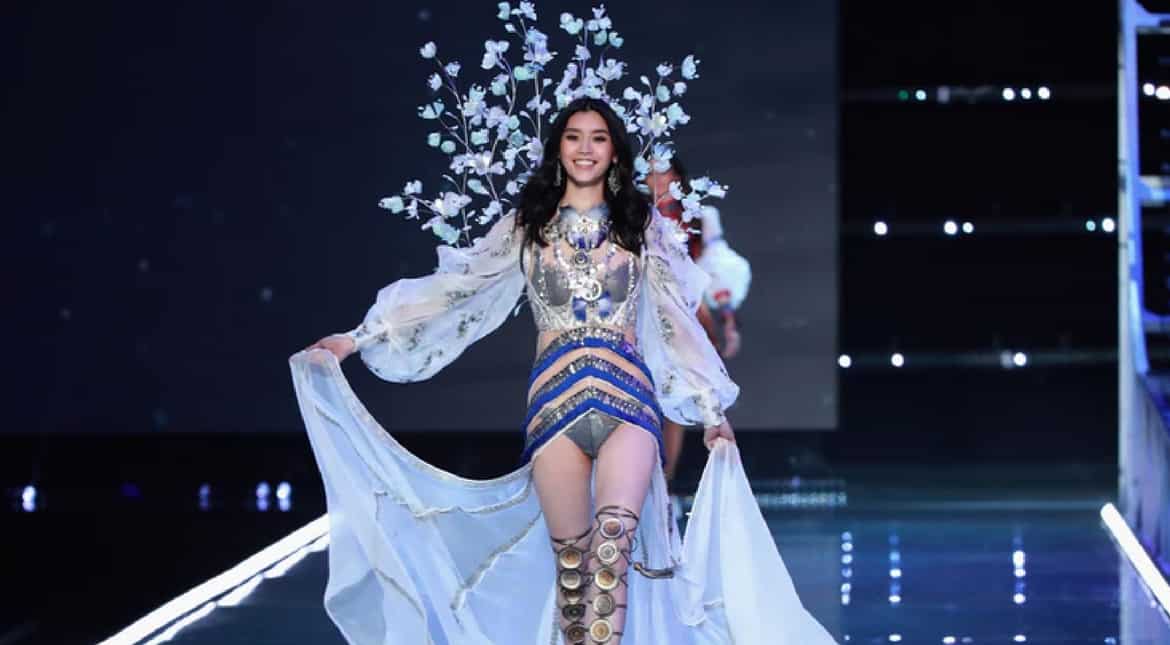 Chinese model Ming Xi falls on Victoria's Secret runway, picks herself up with grace