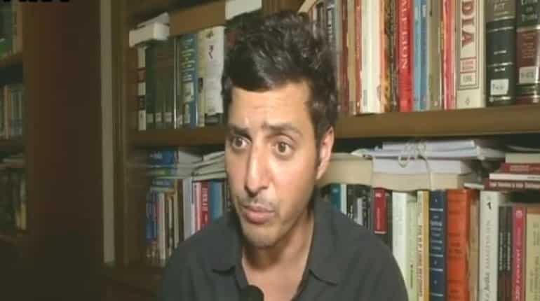 Man leading Mumbai beach clean-up thrashed, suspends drive