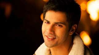 Mumbai police fines Varun Dhawan on Twitter for clicking a selfie with fan in the middle of the road