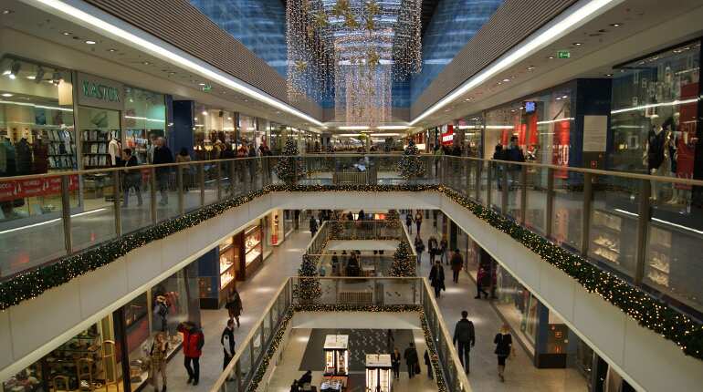 Poland adopts 'gradual ban' on Sunday shopping