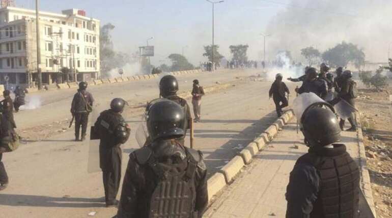 Islamabad: 6 dead, over 200 injured in clashes between Pakistan police, protesters